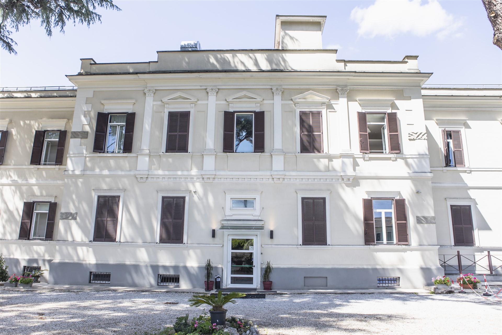 Facciata storica della Casa per Ferie San Luigi, ex scuola dei primi del Novecento