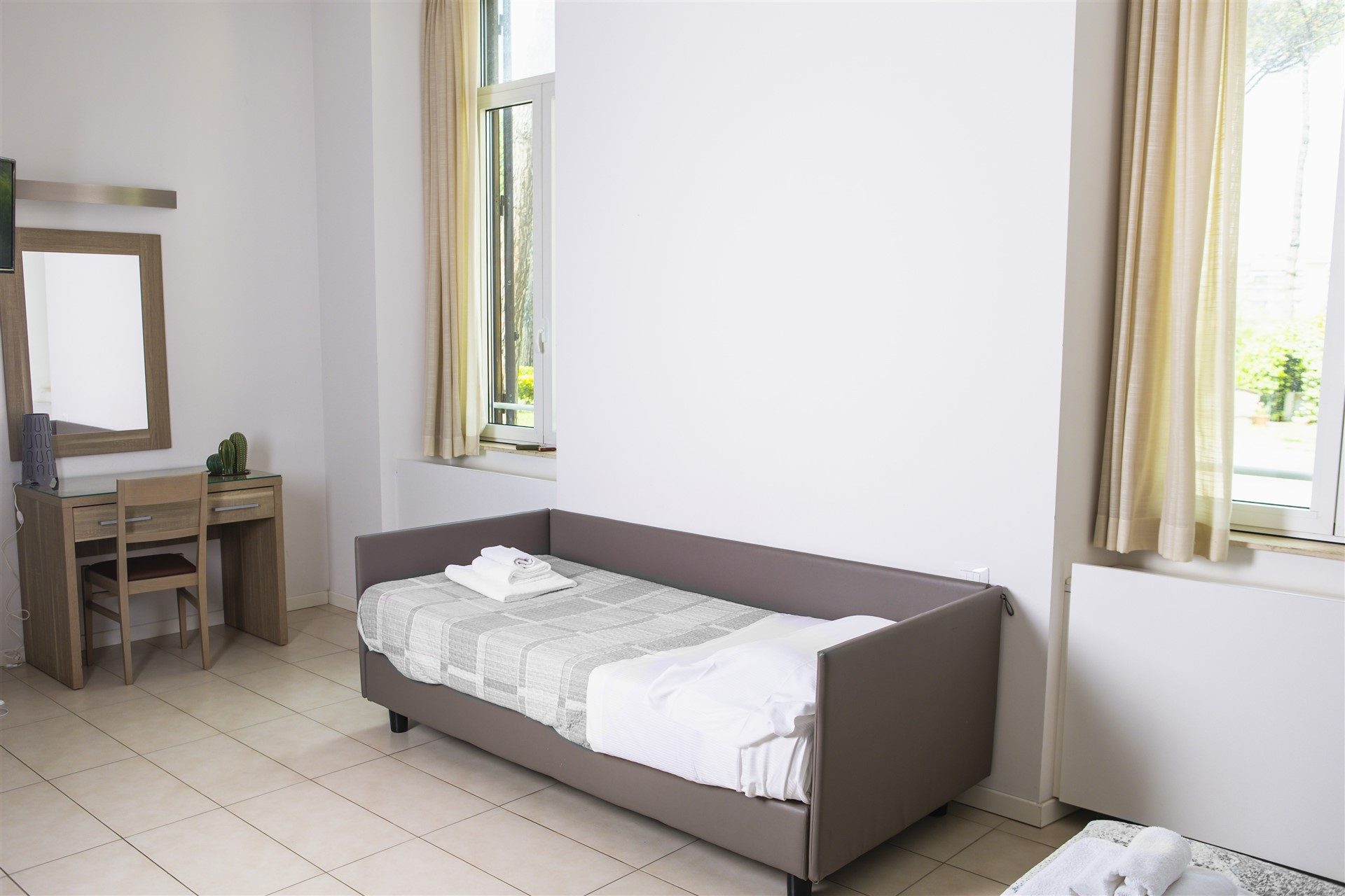 Stanza Tripla — finestra sul giardino